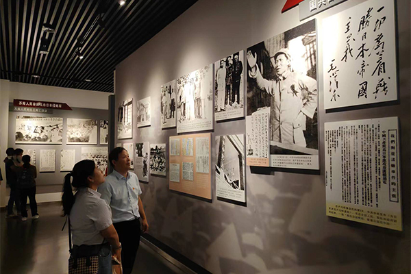 黨員同志們駐足認(rèn)真學(xué)習(xí) /cxyq/20240924101032-Fp_M38M4pxsmrGFMbJ-kU2mk6vV8.jpg